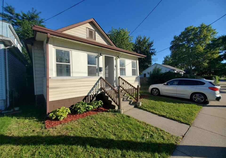3587-bloomfield-windsor-ontario-26023624