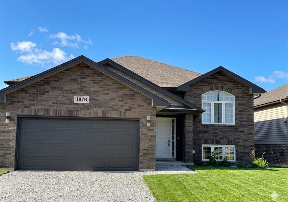 1076-lublin-avenue-windsor-ontario-26023658