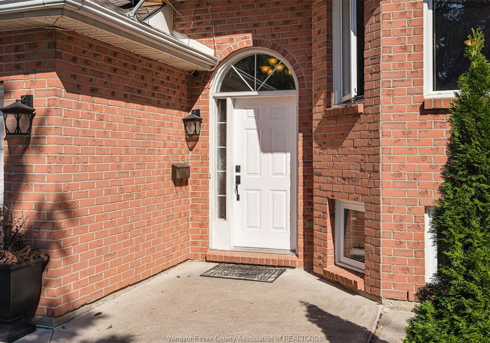 2222-longfellow-avenue-windsor-ontario-26023705