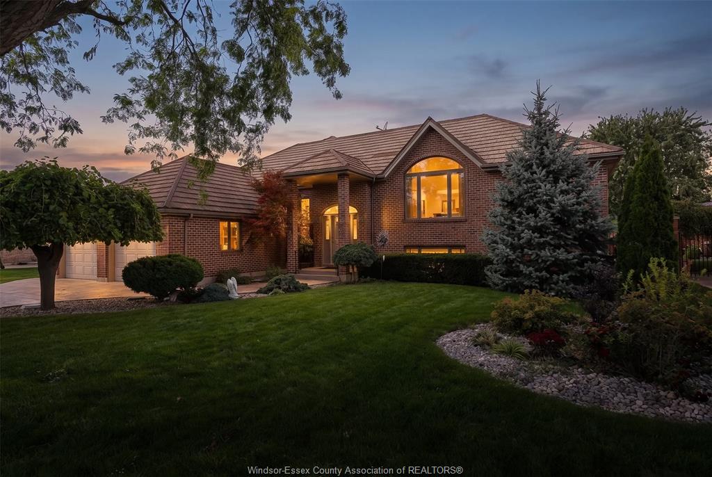 12354-funaro-crescent-tecumseh-ontario-26023760