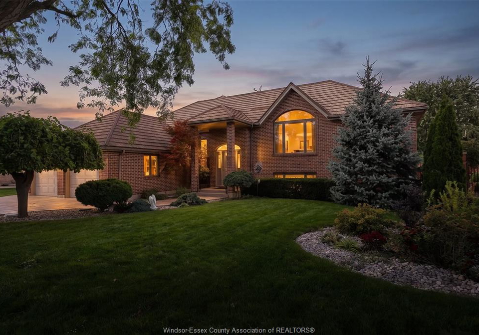 12354-funaro-crescent-tecumseh-ontario-26023760