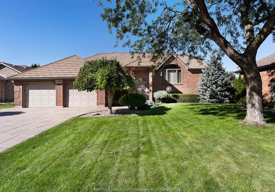 12354-funaro-crescent-tecumseh-ontario-26023760