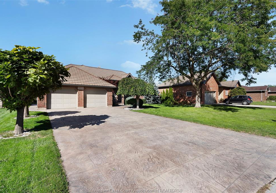 12354-funaro-crescent-tecumseh-ontario-26023760