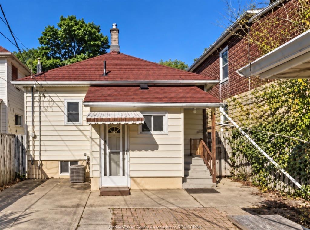 1352-lincoln-windsor-ontario-26023819