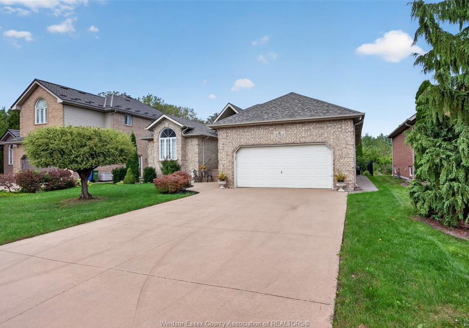 2703-lombardy-crescent-lasalle-ontario-26023829