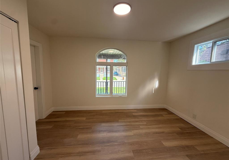 643-pierre-windsor-ontario-26023844