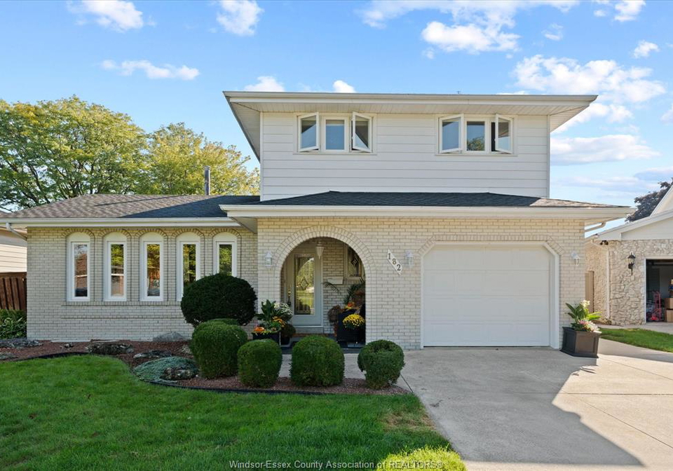 182-centennial-tecumseh-ontario-26024048