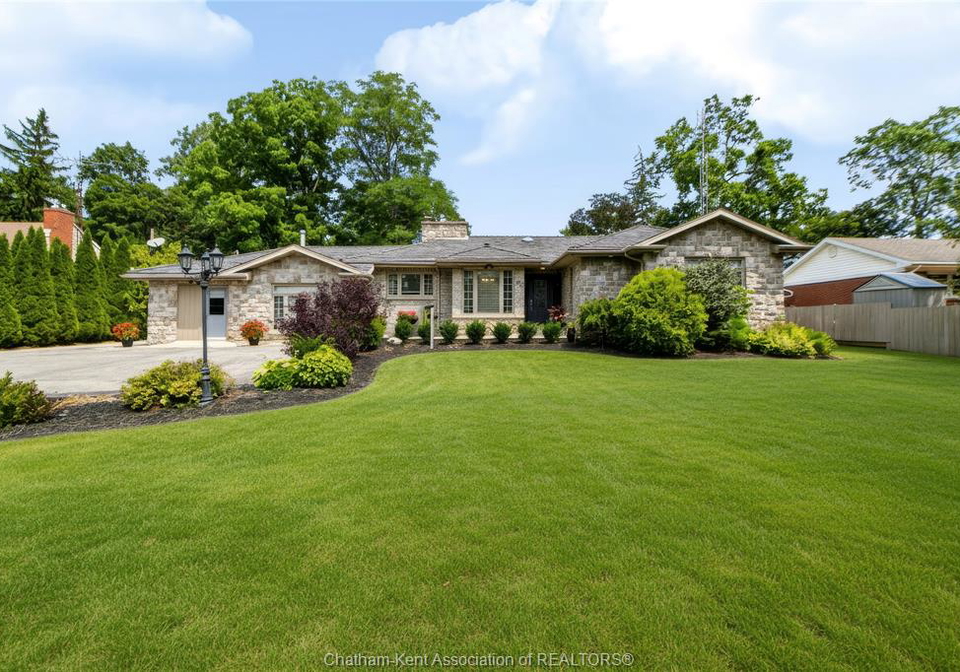 931-charing-cross-road-chatham-ontario-26024050