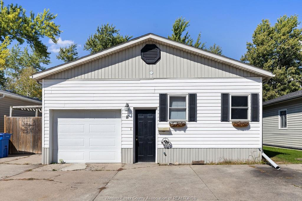 8-spruce-mcgregor-ontario-26024128