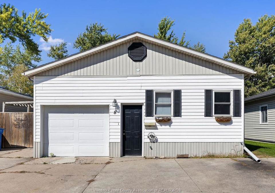 8-spruce-mcgregor-ontario-26024128