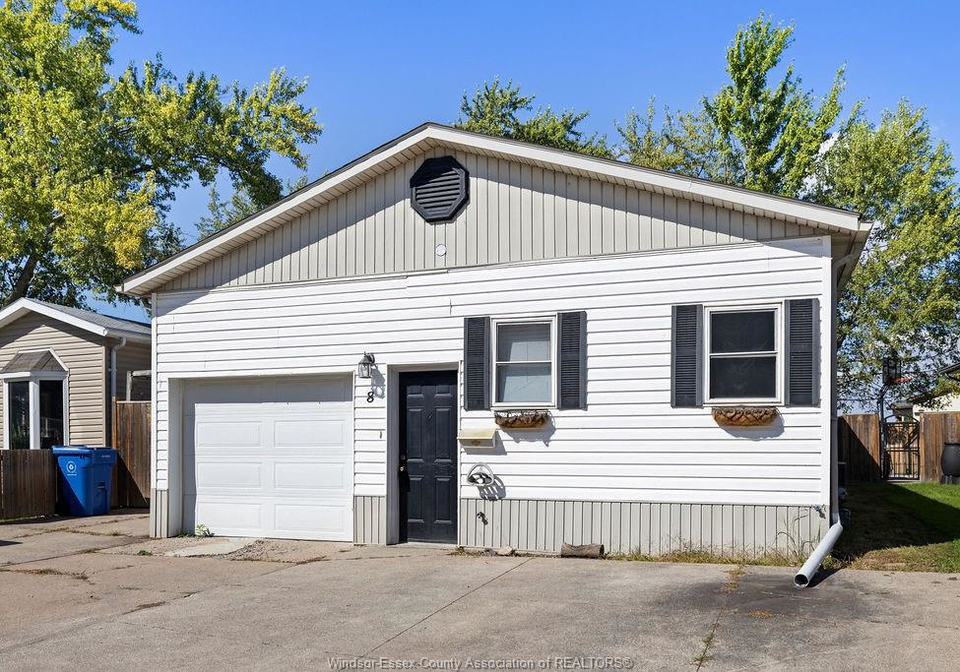 8-spruce-mcgregor-ontario-26024128