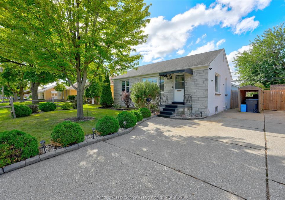 1449-redwood-avenue-windsor-ontario-26024154
