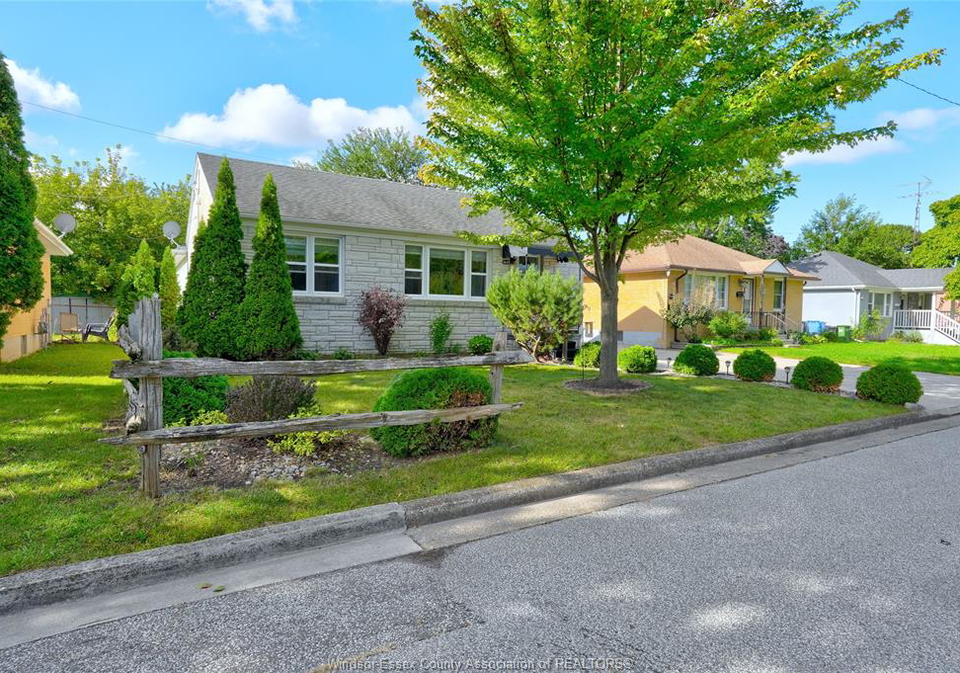 1449-redwood-avenue-windsor-ontario-26024154