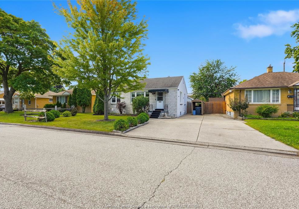 1449-redwood-avenue-windsor-ontario-26024154