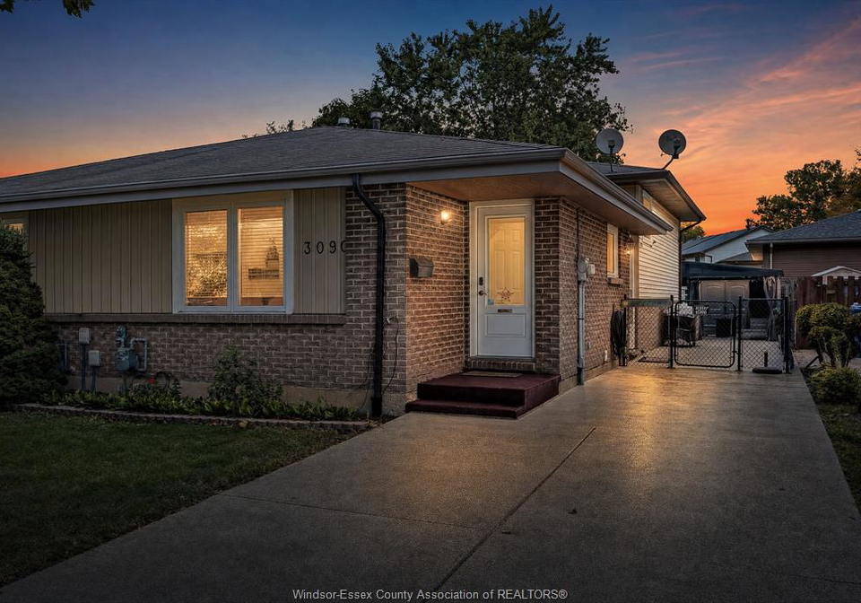 3090-fairlane-windsor-ontario-26024165