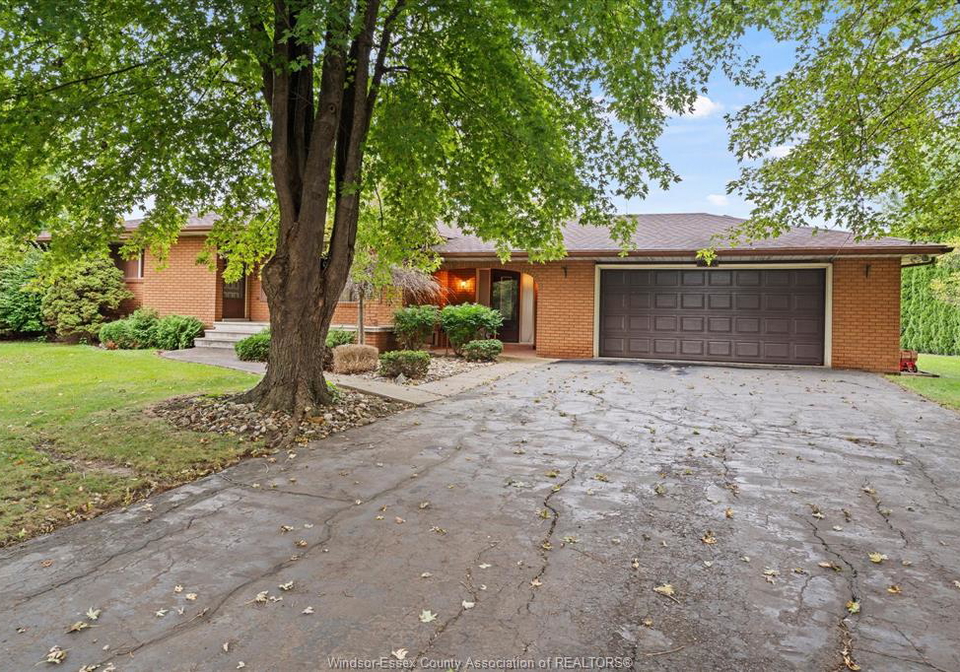 8605-snake-lane-lasalle-ontario-26024356